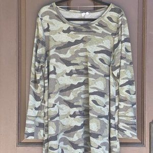 cable & gauge woman camouflage long sleeve swing top